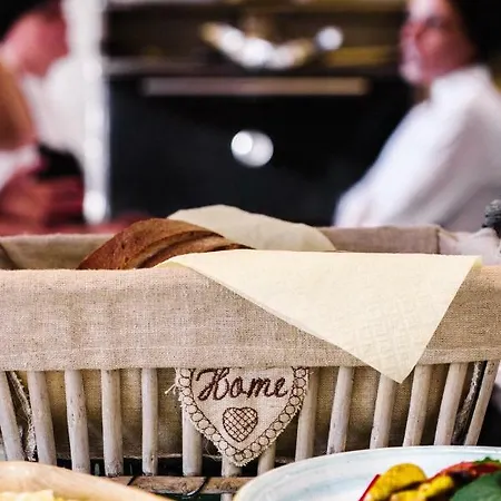 Sebastian's - Agios Gordios 아파트